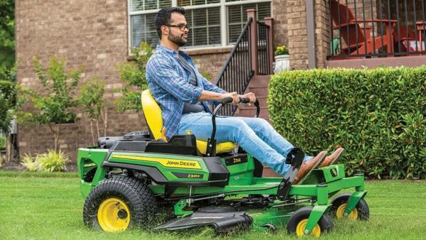 2-249-1.jpg Z325E ZTrak™ Mower with 48-in. Decks.