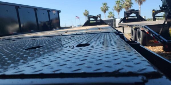 438065480_1142290463629240_976745424660956833_n-600x299-1.jpg Big Tex 25GN 40′ Heavy-Duty Gooseneck Trailer – Tandem Dual Axle, Black Steel Deck