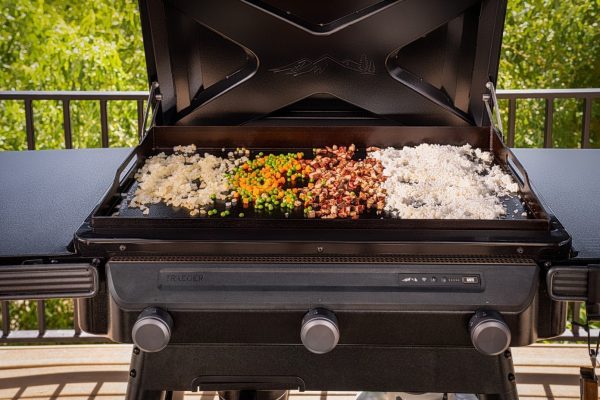 990360-19.jpg Traeger Flat Top Grill Flatrock™ Griddle