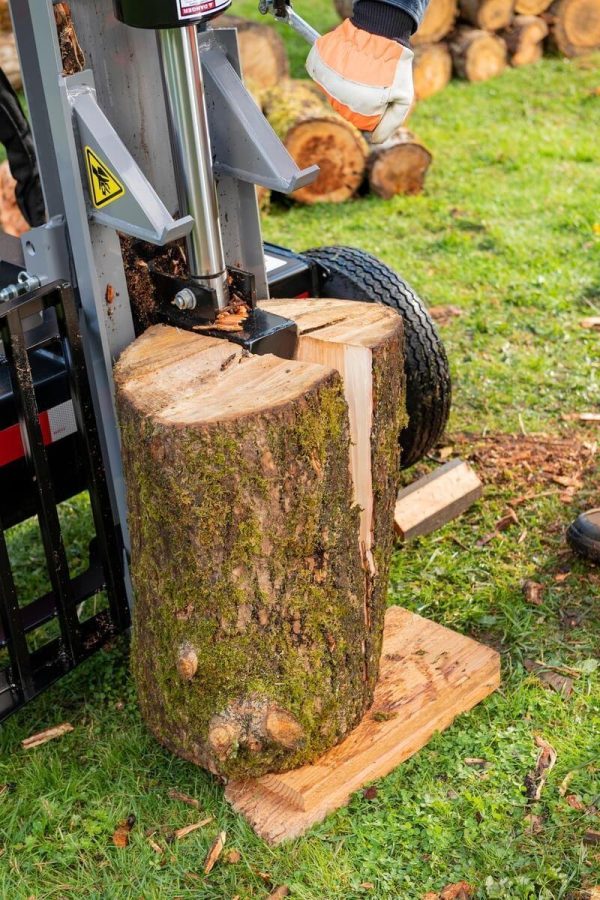 OR25TBS-1_splitting_log_vertically_shrunk_068b79eb-4724-4fc0-8357-c7b779124143.jpg Oregon® 30-Ton 196cc Kohler SH265 Horizontal / Vertical Log Splitter (OR30TKO-1)