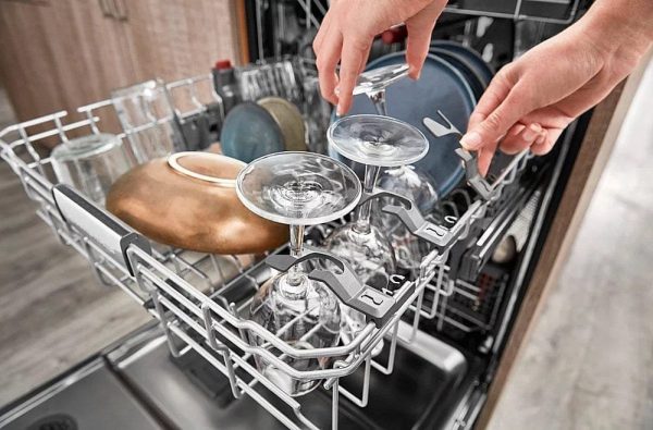 img-1977.jpg KitchenAid – Top Control Built-In Dishwasher with Stainless Steel Tub, FreeFlex Third Rack, 44dBA – Black stainless steel