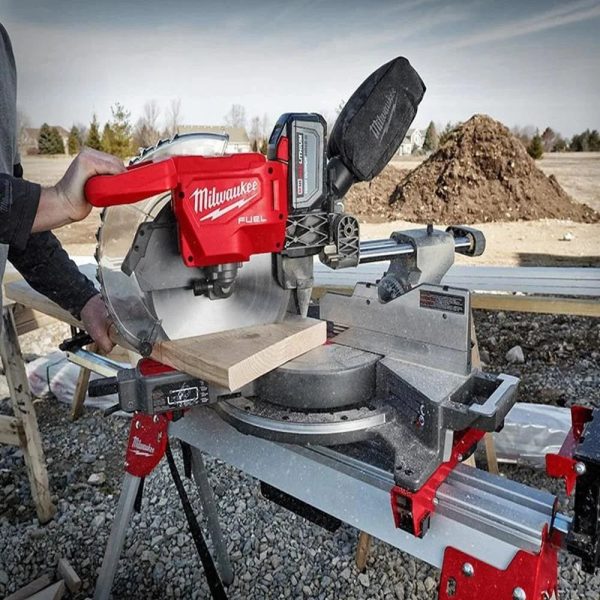 qqq-2.jpg Milwaukee 18V Lithium-Ion Brushless Cordless 12 in. Dual Bevel Sliding Compound
